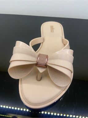 Melissa Beige Bow Thong Sandal with Rose Gold Accent size 5